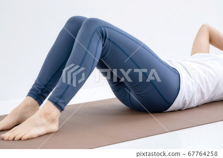 穿著運動服的女人 穿著運動服的女人 67764258