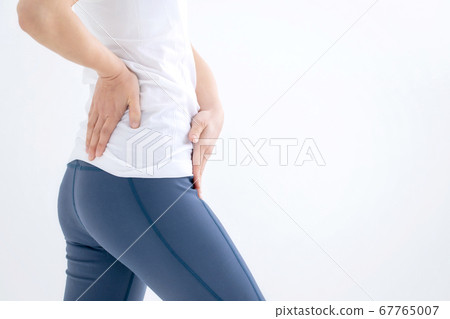 A woman wearing sportswear 67765007