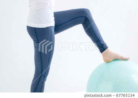 穿著運動服的女人 穿著運動服的女人 67765134