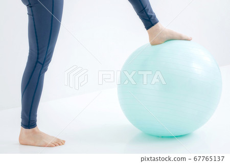 穿著運動服的女人 穿著運動服的女人 67765137
