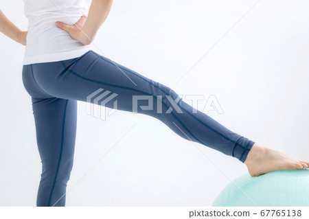 穿著運動服的女人 穿著運動服的女人 67765138