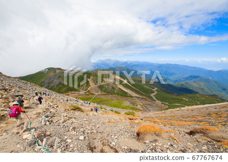 People aiming for the summit of Kengamine People aiming for the summit of Kengamine 67767674