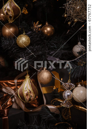 Decorated Christmas room with beautiful fir tree 67767752