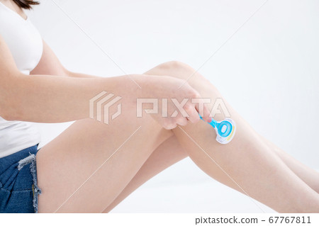 處理廢頭髮的女人 67767811