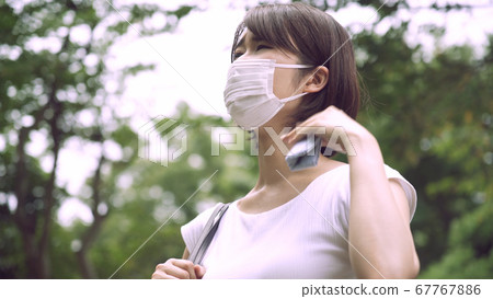 擦汗女商人 67767886