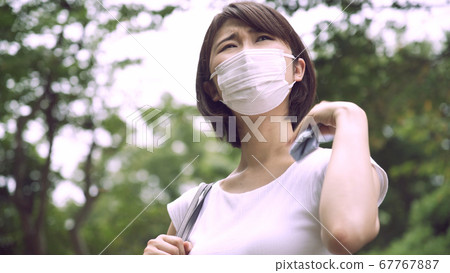 擦汗女商人 67767887