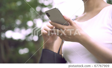 操作智能手機的女商人 67767909