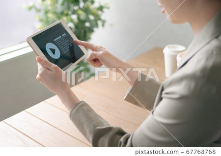 視頻觀看回放平板電腦業務的女人 67768768
