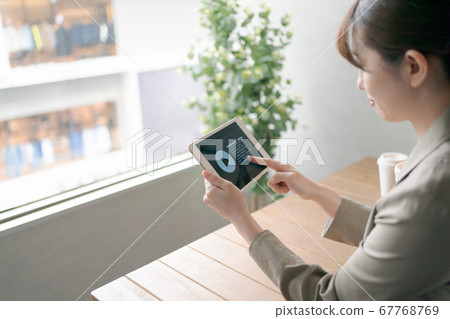 視頻觀看回放平板電腦業務的女人 67768769
