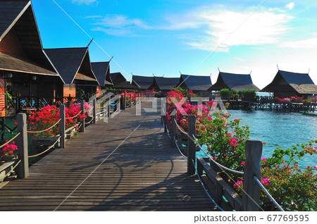  Water cottage 67769595