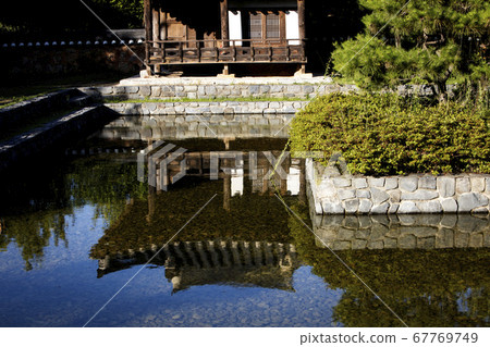 Hanok reflected in the pond 67769749