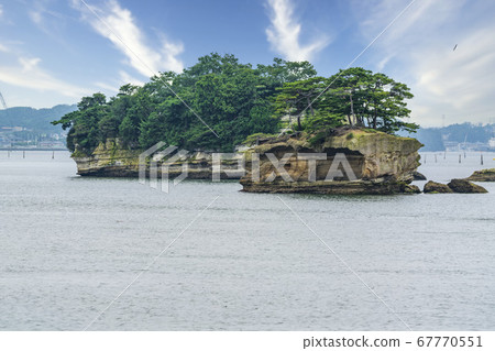宮城縣松島灣中漂浮的小島 日本最美麗的三個地方之一鬆島的景色 照片素材 圖片 圖庫
