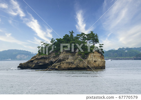 宮城縣松島灣中漂浮的小島 日本最美麗的三個地方之一鬆島的景色 照片素材 圖片 圖庫