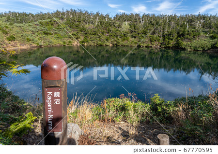 鏡沼（八幡平龍眼），秋天的八幡平峰，十和田八幡平國立公園 67770595