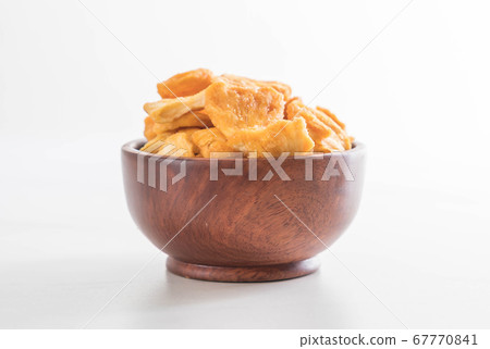 dried pineapple crispy chips 67770841