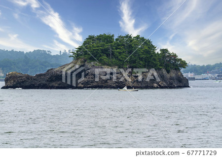 宮城縣松島灣中漂浮的小島 日本最美麗的三個地方之一鬆島的景色 照片素材 圖片 圖庫
