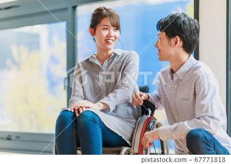 女人和男人夫婦坐在輪椅上 女人和男人夫婦坐在輪椅上 67771818