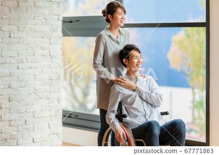 男人和女人夫婦坐在輪椅上 67771863
