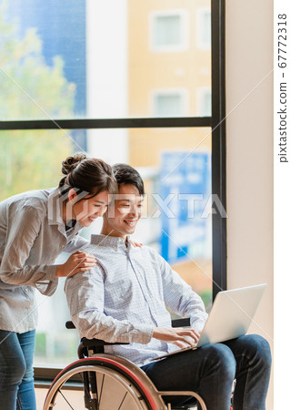 男人和女人夫婦坐在輪椅上 男人和女人夫婦坐在輪椅上 67772318