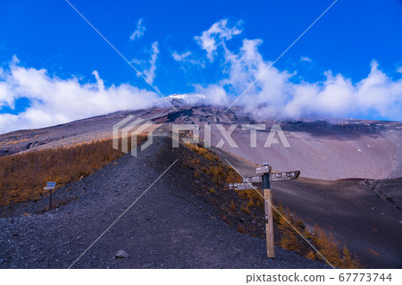 (Shizuoka Prefecture) Mt. Fuji/Mt. Hoei Mt. 67773744
