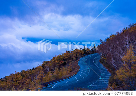 (Shizuoka Prefecture) Mt. Fuji/Fujinomiyaguchi 5th station Autumn leaves and sea of clouds 67774098