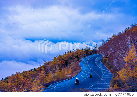 (Shizuoka Prefecture) Mt. Fuji/Fujinomiyaguchi 5th station Autumn leaves and sea of clouds 67774099