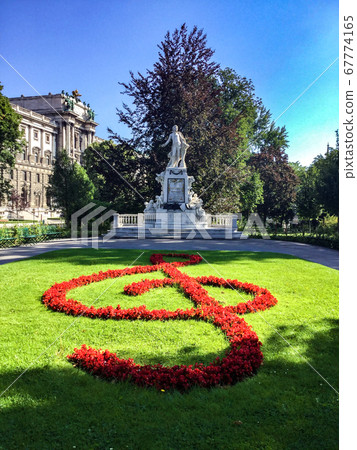 Mozart statue of Vienna 67774165