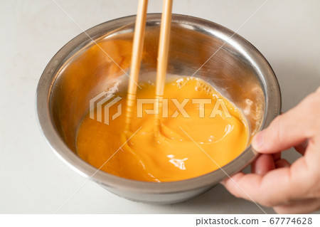 Stir the egg 67774628
