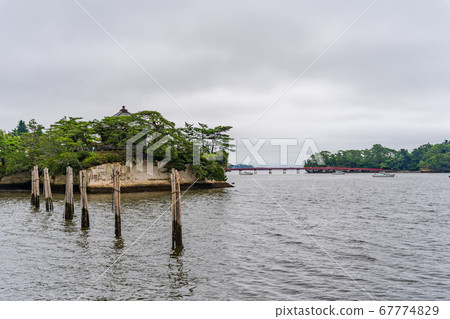 宮城縣松島町日本三座最著名景點之一的瑞甘寺五大殿和福浦大橋的松島景觀 宮城縣松島町日本三座最著名景點之一的瑞甘寺五大殿和福浦大橋的松島景觀 67774829