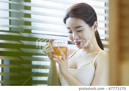 下午茶時間,茶療法,足浴,康復,年輕女子 下午茶時間,茶療法,足浴,康復,年輕女子 67775270