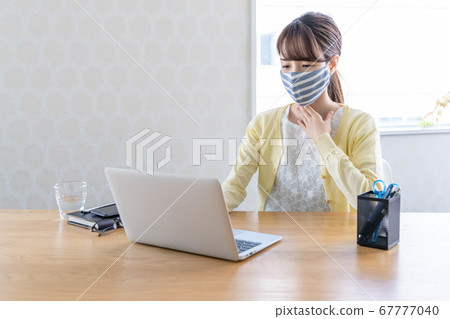 A young woman doing telework [Physical condition] 67777040