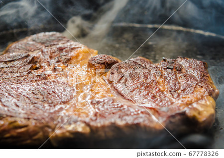 鐵板上的烤牛肉和安格斯牛肩脊牛排 67778326