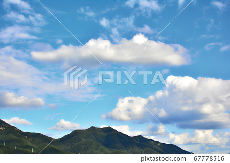Blue sky and cumulus clouds 67778516