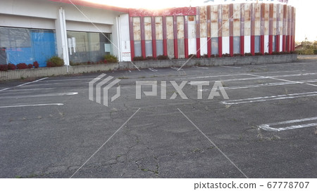 Aged building waiting for demolition Aged building waiting for demolition 67778707