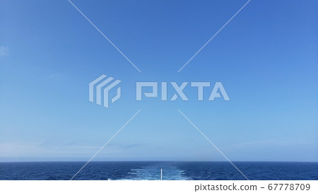 美麗的地平線和醒來在藍色的海洋 67778709