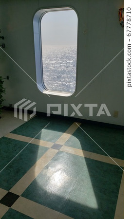 陽光進入船與窗外可見的大海之間的對比 陽光進入船與窗外可見的大海之間的對比 67778710