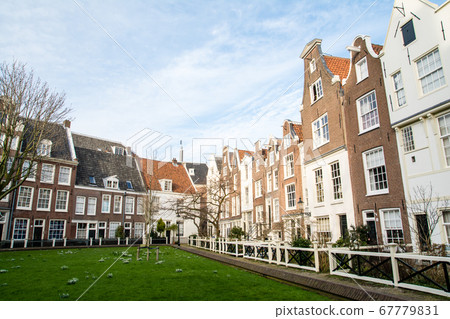 阿姆斯特丹城市景觀，荷蘭草坪廣場和細長的磚房 67779831