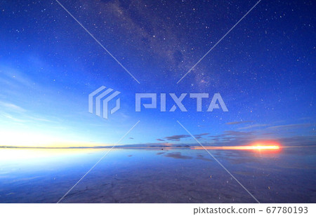 Uyuni鹽湖滿天星斗的天空 Uyuni鹽湖滿天星斗的天空 67780193