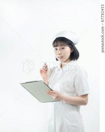 [白色背景]護士寫圖表[護士] 67781453