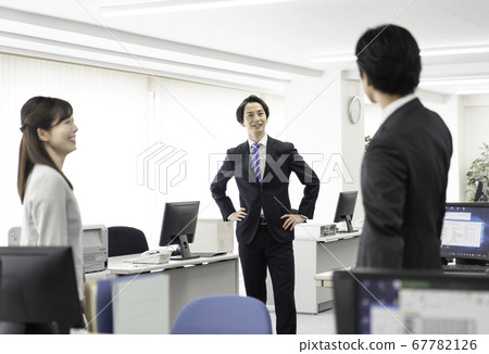 3個人說話明亮業務場景 3個人說話明亮業務場景 67782126