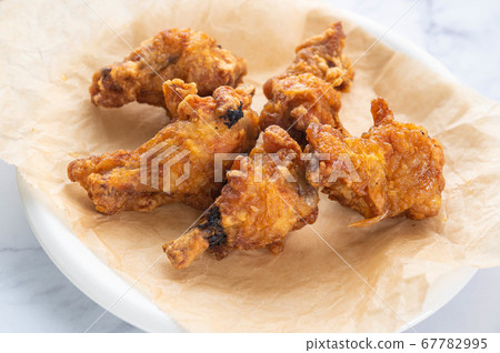 Deep-fried chicken wings 67782995
