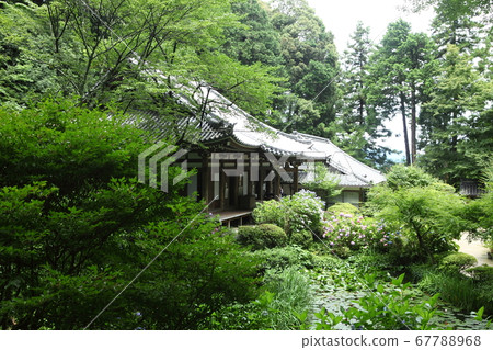 Main hall and Aji pond of Iwafune Temple Main hall and Aji pond of Iwafune Temple 67788968
