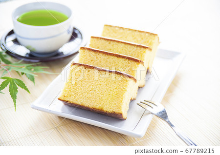 卡斯特拉，綠茶和秋葉切成碎片 67789215