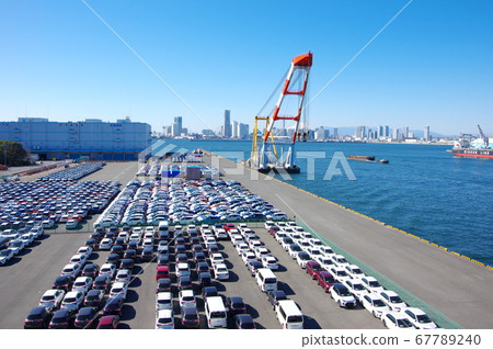 在碼頭等待出口的汽車 在碼頭等待出口的汽車 67789240