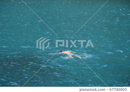 People swim in the Aegean high seas 67790003