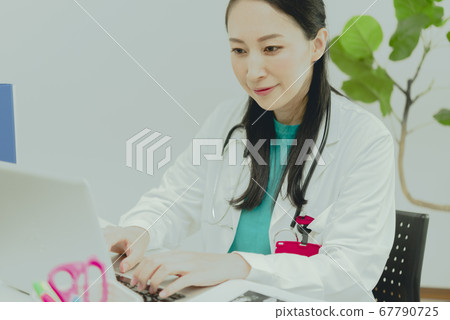 Image of a doctor Image of a doctor 67790725