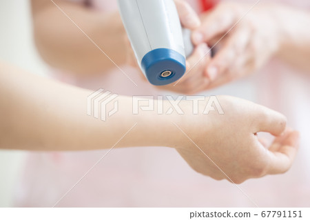 用非接觸式溫度計測量溫度的醫療護士(手) 用非接觸式溫度計測量溫度的醫療護士(手) 67791151
