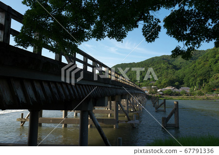 在京都嵐山的渡月橋 67791336