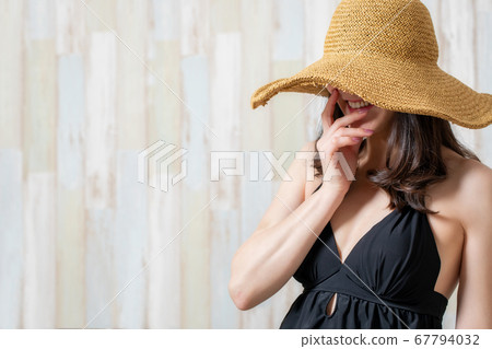 一個穿泳衣的女人 一個穿泳衣的女人 67794032