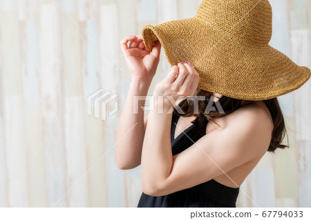 一個穿泳衣的女人 一個穿泳衣的女人 67794033